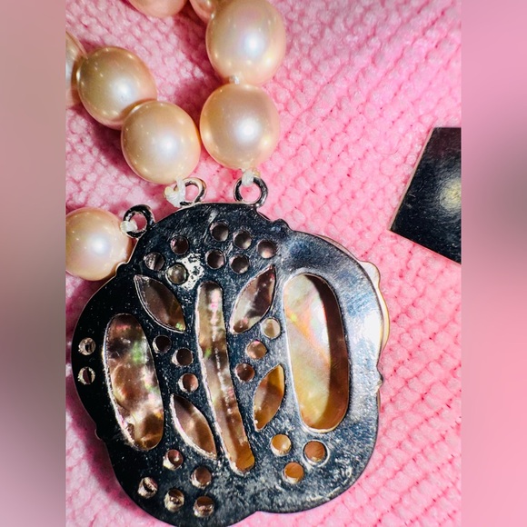 Elegant FAUX 3 strand FAUX Pearl Necklace W Mother of pearl Floral Clasp - Picture 5 of 6